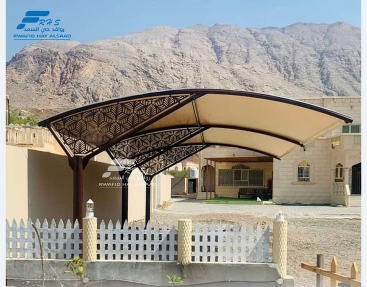 مظلة سيارات عصرية أمام المنزل